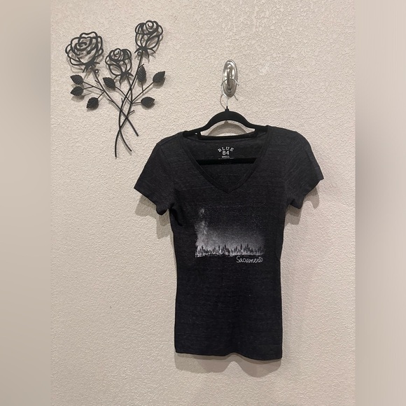 Sacramento California Graphic Tee V Neck Light Weight Form Fitting Size Small - Picture 1 of 6